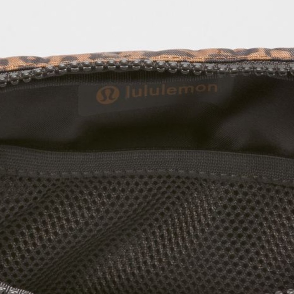 lululemon athletica NWT Leopard Print Belt Bag 1L - Picture 6 of 8